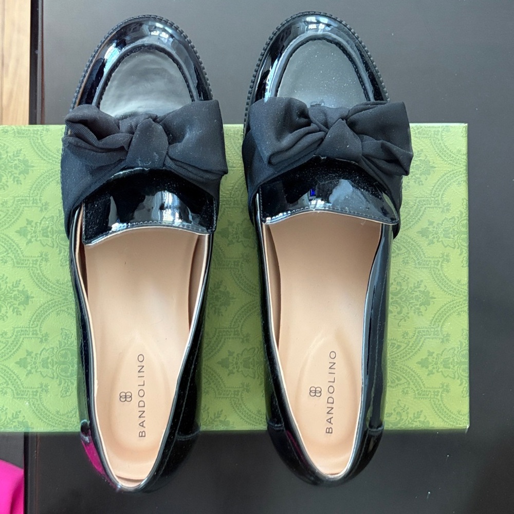Bandolino patent Leather Black Loafers with Bow Accent NWT